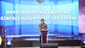 Sekjen Kemendagri Tomsi Tohir saat membuka Rakornas Sinergi Hukum Pusat dan Daerah di Jakarta berbaju batik pada hari Kamis. Ia meminta aturan Pemerintah Daerah mudahkan urusan masyarakat