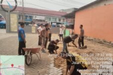 Personel Polsek Ngabang bersama warga membersihkan halaman Masjid Baiturrahman dalam kegiatan Green Policing di Kabupaten Landak.