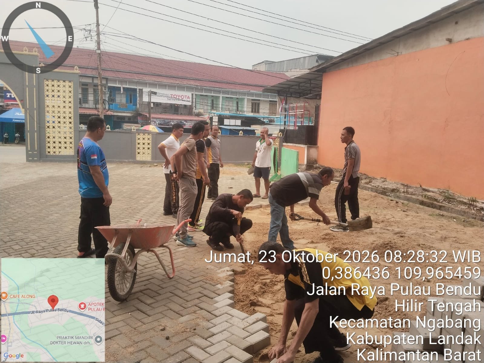 Personel Polsek Ngabang bersama warga membersihkan halaman Masjid Baiturrahman dalam kegiatan Green Policing di Kabupaten Landak.