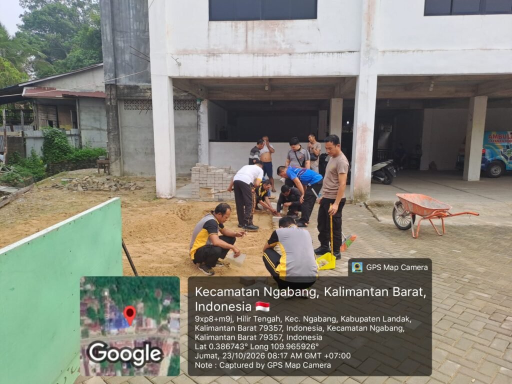 Polsek Ngabang bersama pengurus masjid dan warga menggelar Green Policing melalui kerja bakti di Masjid Baiturrahman, Kabupaten Landak.