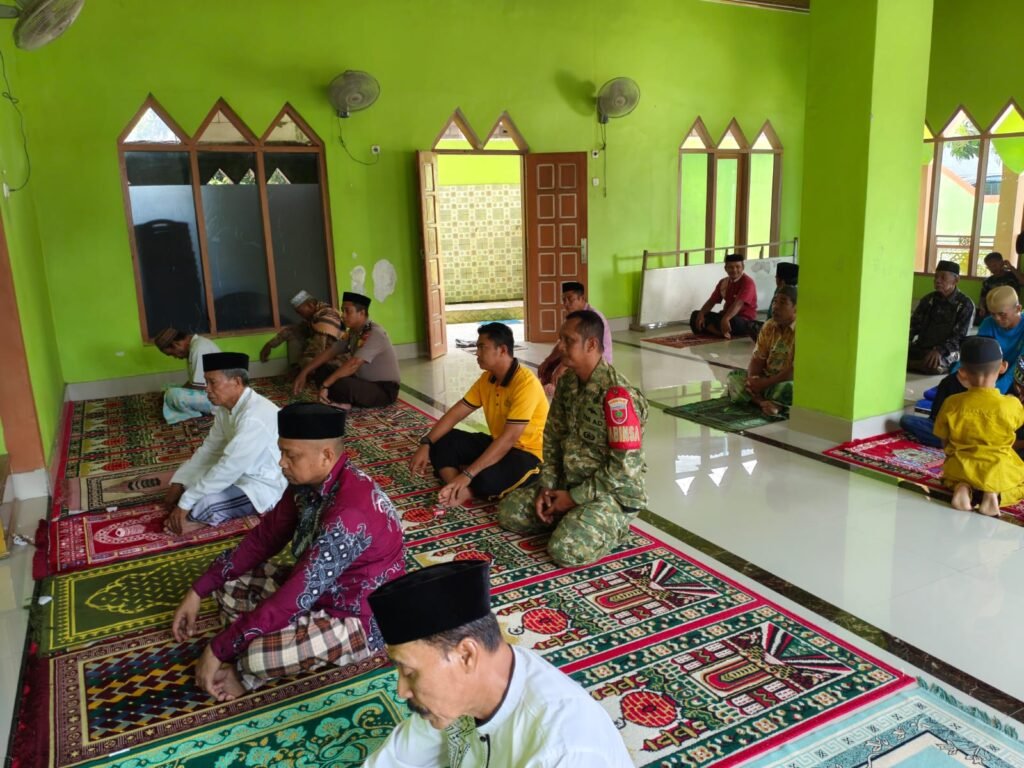 Kapolsek Eremerasa IPDA Irman bersama Bhabinkamtibmas dalam kegiatan Jumling di Masjid Nurul Jamaah, Kabupaten Bantaeng.