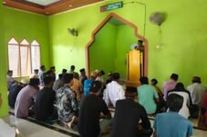 Kapolsek Eremerasa IPDA Irman bersama Bhabinkamtibmas dalam kegiatan Jumling di Masjid Nurul Jamaah, Kabupaten Bantaeng.