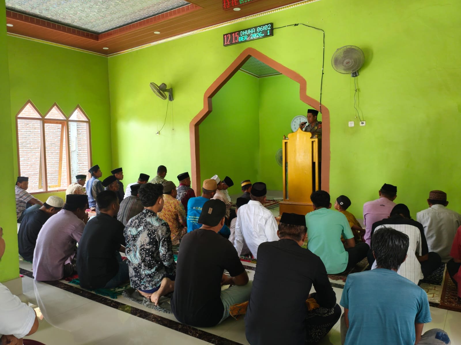 Kapolsek Eremerasa IPDA Irman bersama Bhabinkamtibmas dalam kegiatan Jumling di Masjid Nurul Jamaah, Kabupaten Bantaeng.