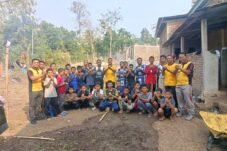 Kapolsek Eremerasa bersama personel Polsek dan santri melaksanakan kerja bakti Green Policing di Ponpes Modern Al-Aksi, Bantaeng.