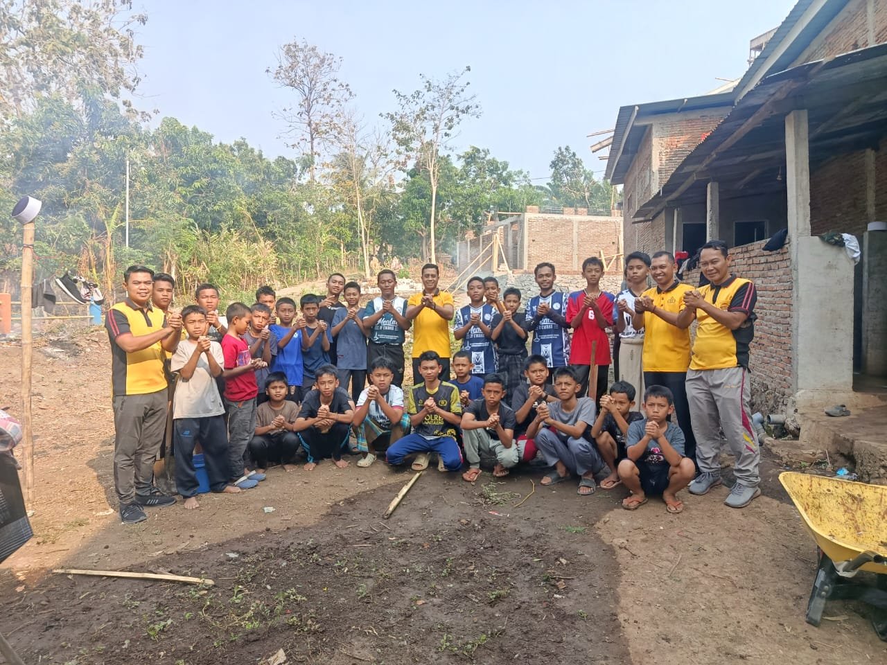 Kapolsek Eremerasa bersama personel Polsek dan santri melaksanakan kerja bakti Green Policing di Ponpes Modern Al-Aksi, Bantaeng.