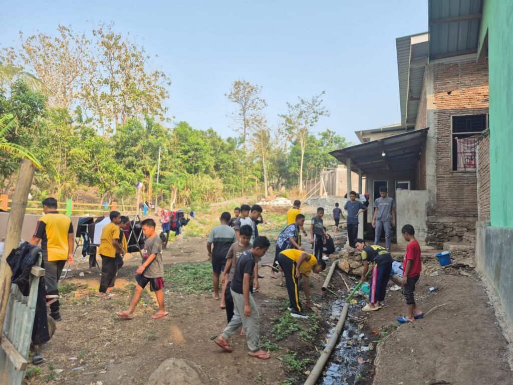 Kapolsek Eremerasa bersama personel Polsek dan santri melaksanakan kerja bakti Green Policing di Ponpes Modern Al-Aksi, Bantaeng.