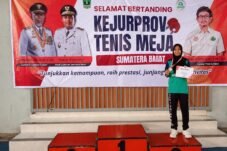 Sabrina, siswi kelas X, peraih juara ketiga kategori putri Kejurprov Tenis Meja Sumatera Barat 2026.