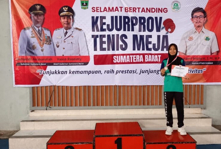 Sabrina, siswi kelas X, peraih juara ketiga kategori putri Kejurprov Tenis Meja Sumatera Barat 2026.