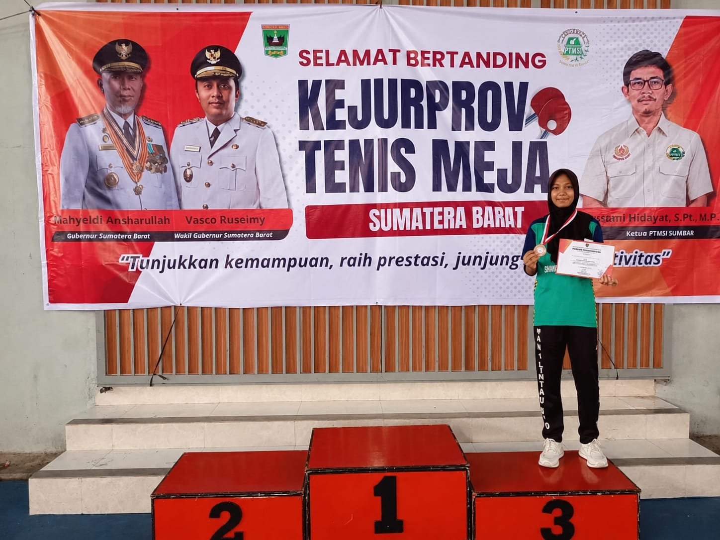Sabrina, siswi kelas X, peraih juara ketiga kategori putri Kejurprov Tenis Meja Sumatera Barat 2026.