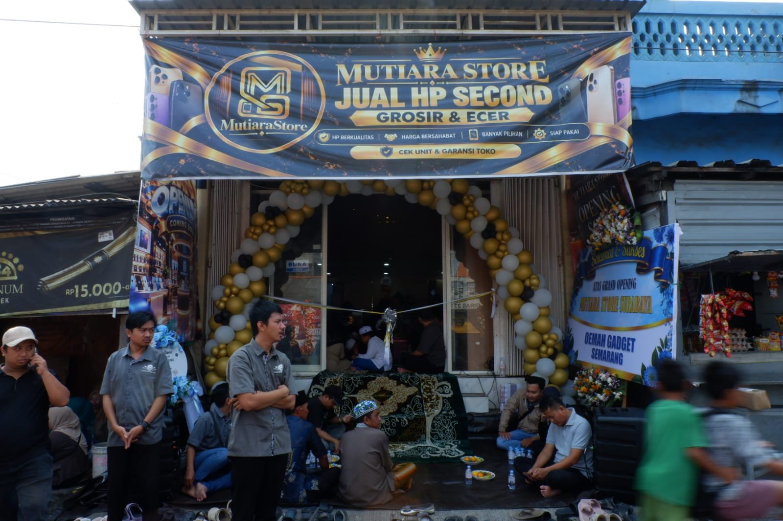 Mutiara Store Surabaya, penyedia layanan grosir dan eceran HP second dengan jaringan lima toko.