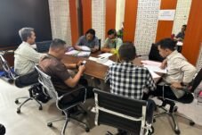 Penyerahan tersangka AMM dan barang bukti oleh Kanwil DJP Sulselbartra kepada Kejaksaan Negeri Makassar dalam kasus dugaan tindak pidana PPN Rp1,18 miliar.