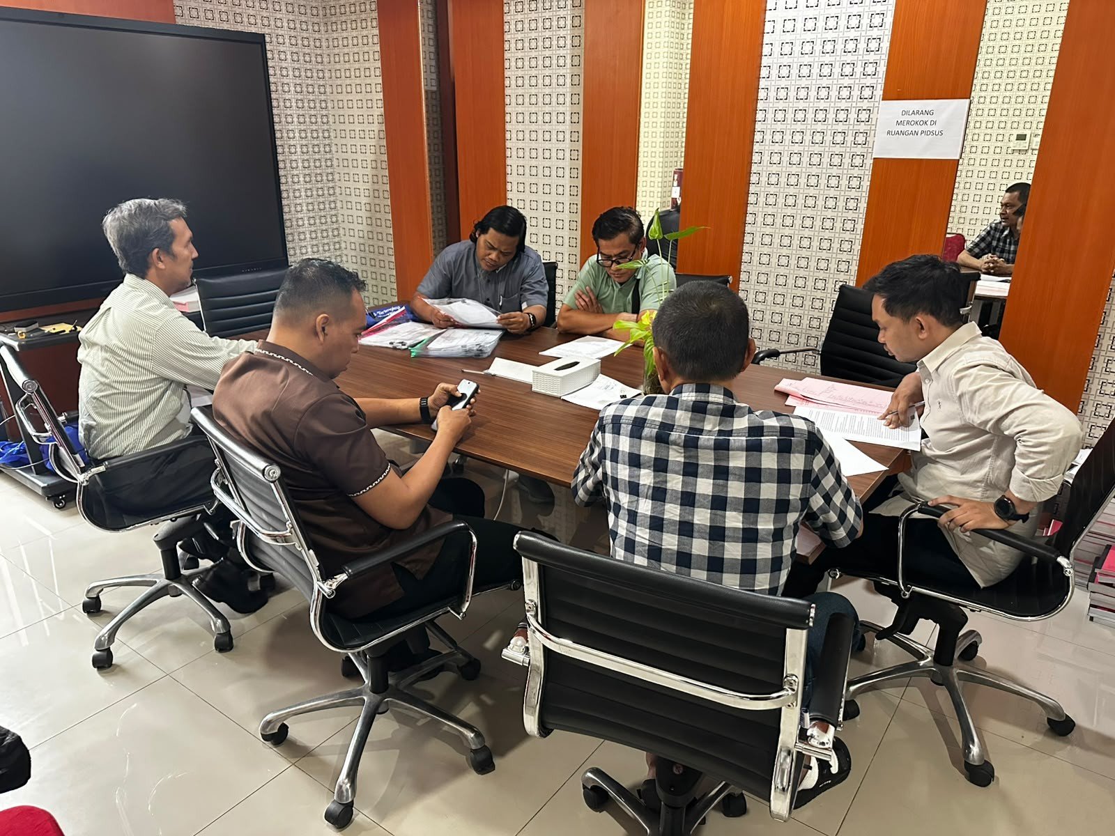 Penyerahan tersangka AMM dan barang bukti oleh Kanwil DJP Sulselbartra kepada Kejaksaan Negeri Makassar dalam kasus dugaan tindak pidana PPN Rp1,18 miliar.