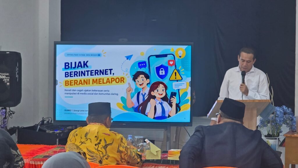 Ipda Kunto Adi Wibowo memaparkan data NVE dan TCC dalam sosialisasi pencegahan paham radikal di SMA Negeri 5 Medan.