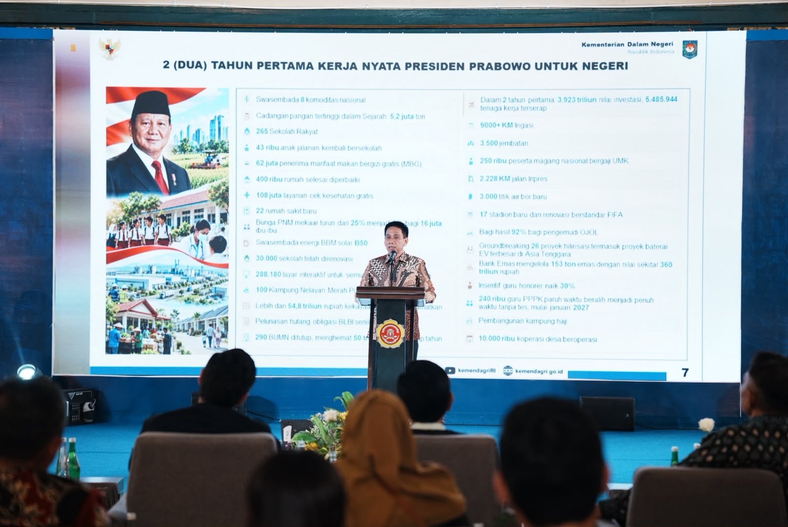 Wamendagri Akhmad Wiyagus dalam acara Bulan Bakti Nasional Karang Taruna 2026 di Yogyakarta.