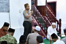 Kapolres Aceh Timur AKBP Aris Cai Dwi Susanto dalam kegiatan Subuh Keliling untuk mengajak masyarakat mencegah narkoba.