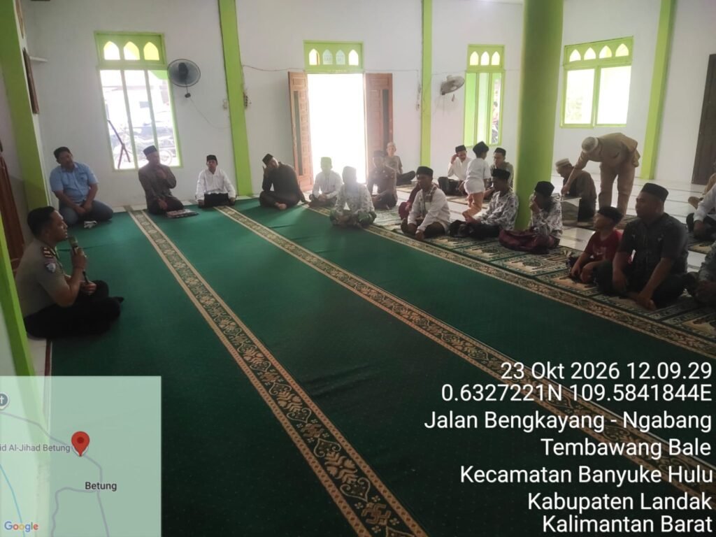 Kapolsek Menyuke menyampaikan pesan keamanan dan ketertiban kepada jemaah Masjid Al-Jihat.