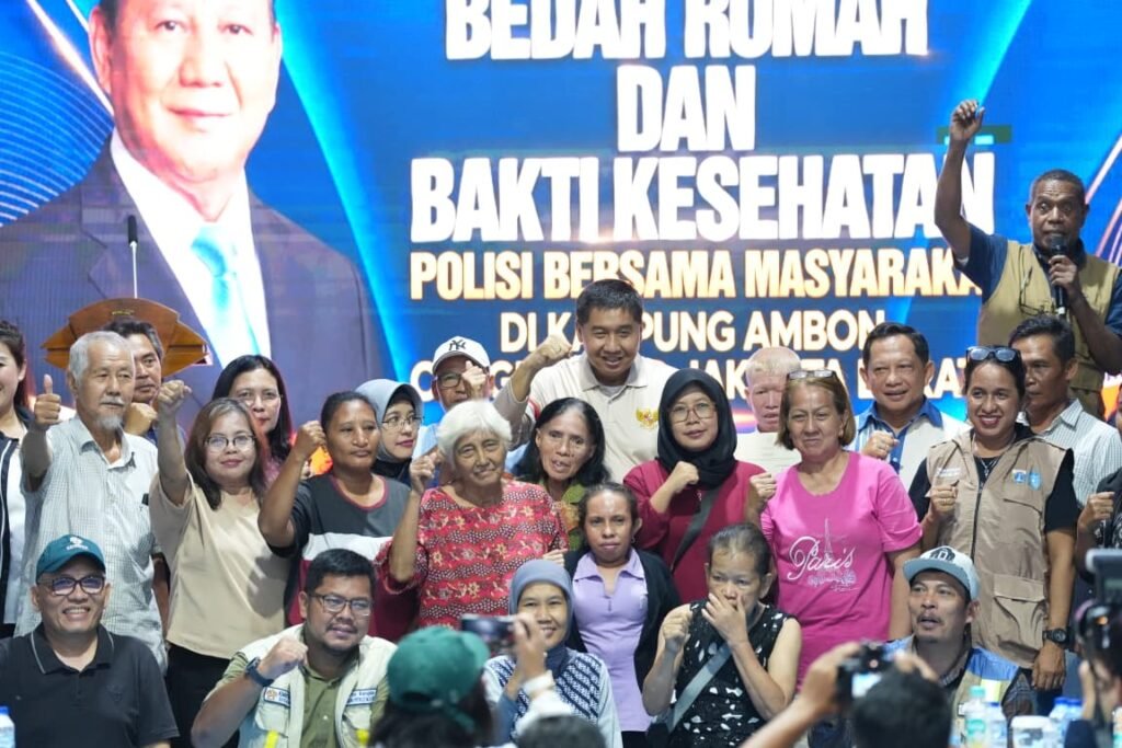 Program 3 Juta Rumah, Mendagri Tito Karnavian dan Menteri PKP Maruarar Sirait berfoto bersama warga