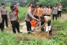 Jajaran Polres Landak menanam enam bibit pohon di halaman belakang Mapolres Landak.