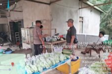Personel Polsek Air Besar berdialog dengan warga yang berbelanja sayur saat patroli siang di Kabupaten Landak, Kalimantan Barat.