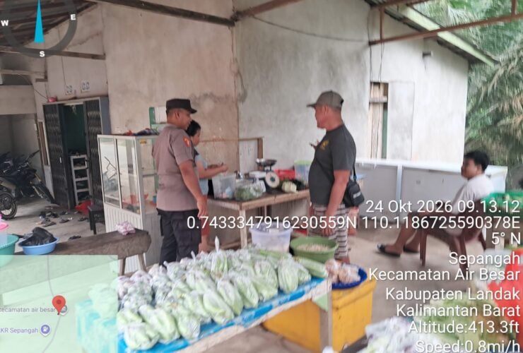 Personel Polsek Air Besar berdialog dengan warga yang berbelanja sayur saat patroli siang di Kabupaten Landak, Kalimantan Barat.