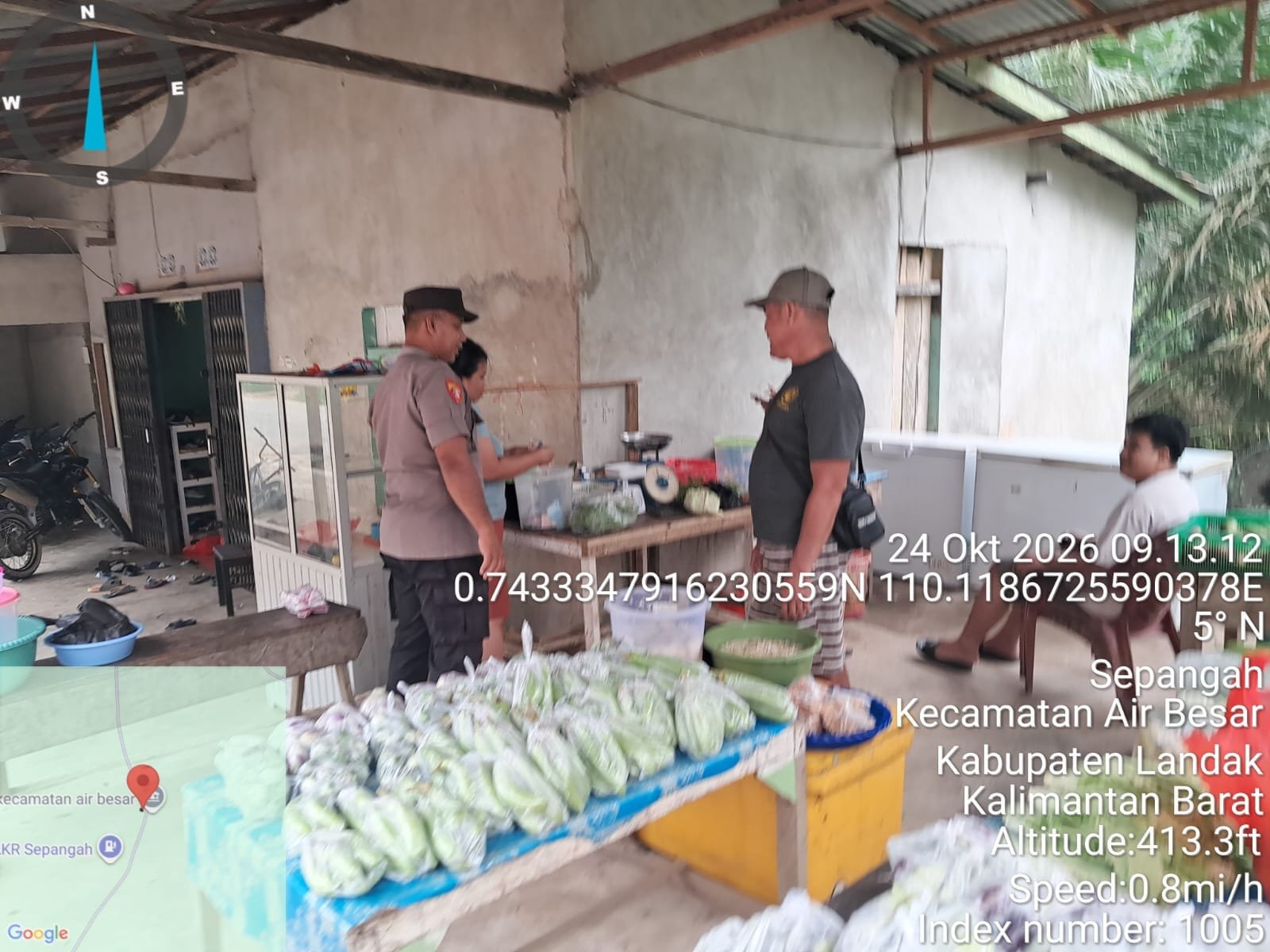 Personel Polsek Air Besar berdialog dengan warga yang berbelanja sayur saat patroli siang di Kabupaten Landak, Kalimantan Barat.