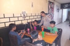 Personel Polsek Sengah Temila berdialog dengan remaja saat patroli malam di Kabupaten Landak, Kalimantan Barat.