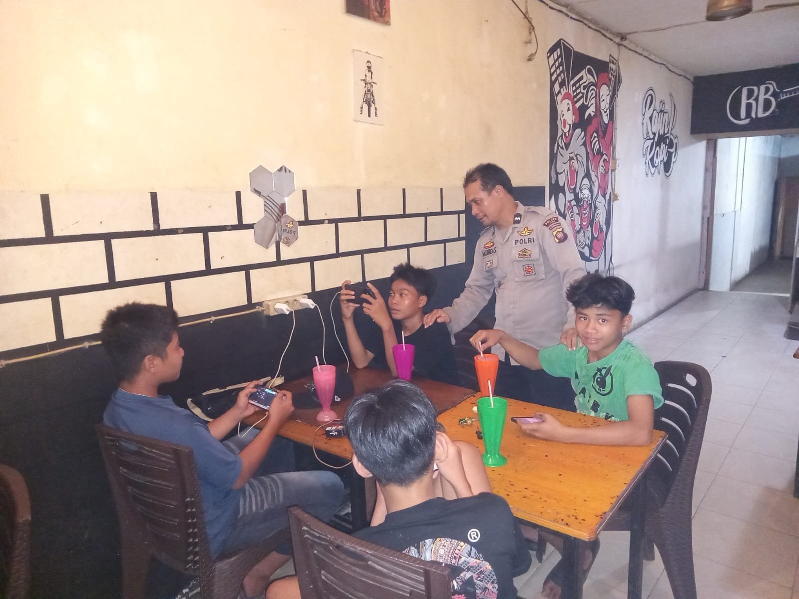 Personel Polsek Sengah Temila berdialog dengan remaja saat patroli malam di Kabupaten Landak, Kalimantan Barat.
