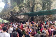 Umat Katolik mengikuti Misa Penutupan Bulan Maria di Gua Maria Lameng, Desa Untang, Kabupaten Landak.