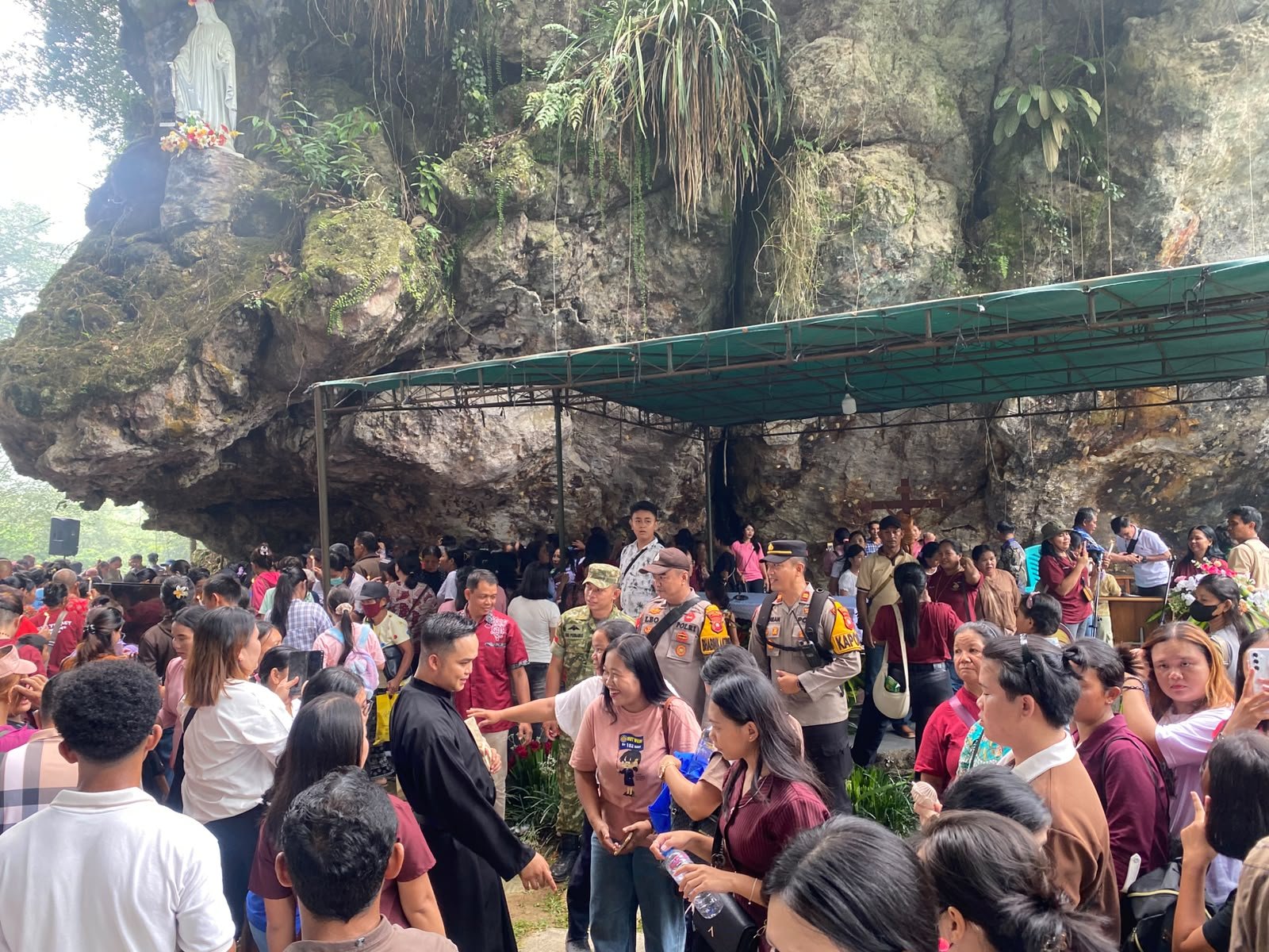 Umat Katolik mengikuti Misa Penutupan Bulan Maria di Gua Maria Lameng, Desa Untang, Kabupaten Landak.