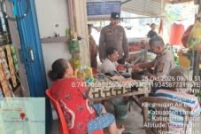 Personel kepolisian duduk dan berbincang dengan warga di teras rumah saat patroli dialogis di Kecamatan Air Besar, Kabupaten Landak.
