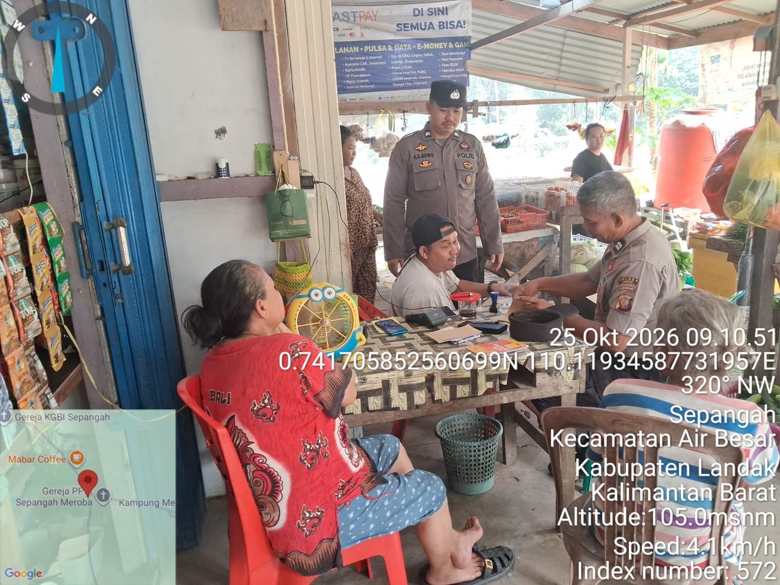 Personel kepolisian duduk dan berbincang dengan warga di teras rumah saat patroli dialogis di Kecamatan Air Besar, Kabupaten Landak.