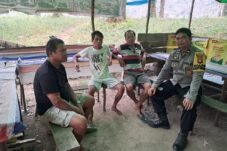 Bhabinkamtibmas berbincang dengan warga saat kegiatan sambang di Ngabang, Kabupaten Landak.