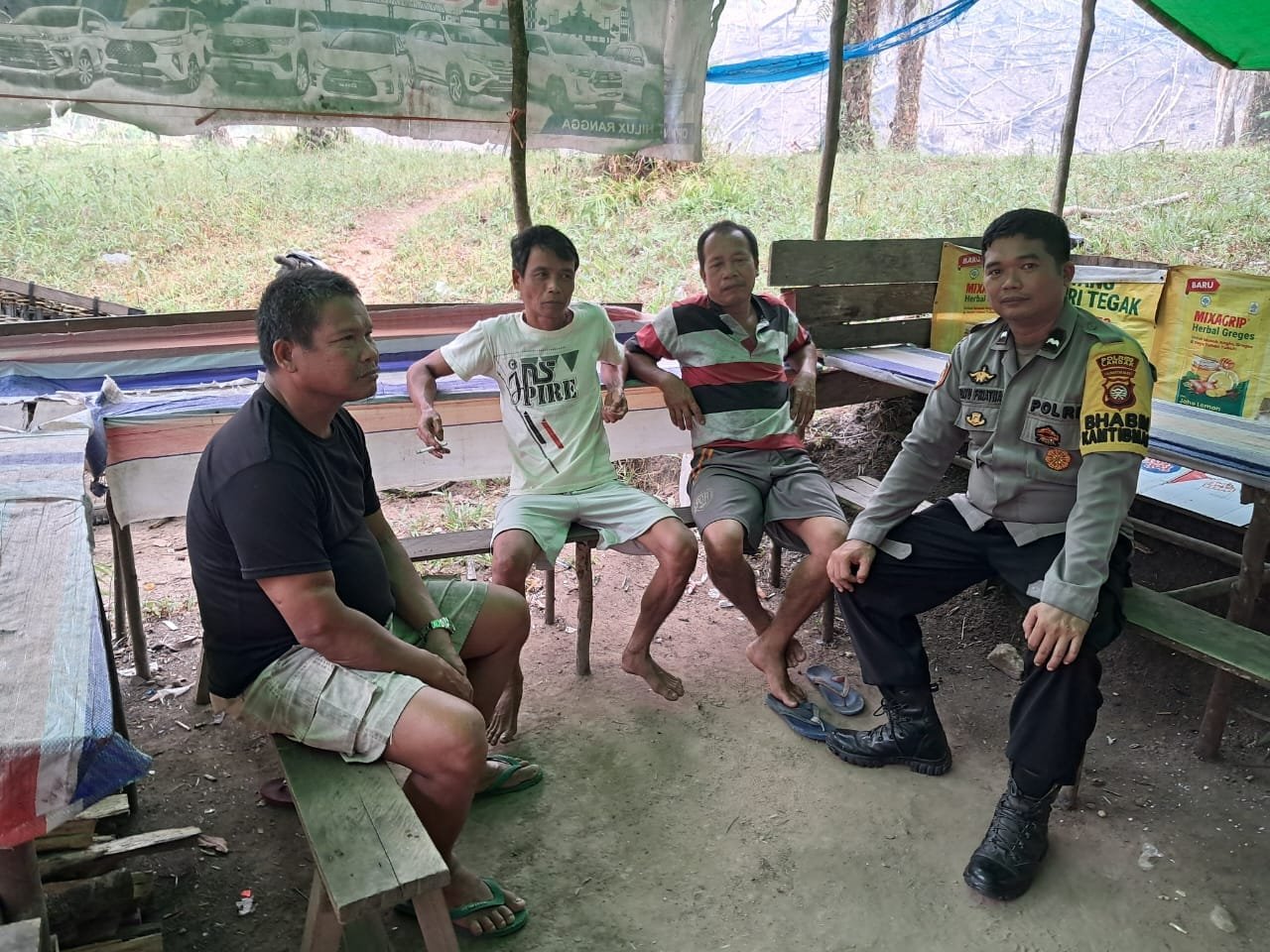 Bhabinkamtibmas berbincang dengan warga saat kegiatan sambang di Ngabang, Kabupaten Landak.