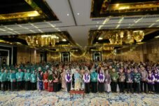 Foto bersama peserta Rapat Penguatan Tata Kelola Dekranas, TP PKK, dan TP Posyandu se-Indonesia Bagian Tengah di Denpasar, Bali, pada 22 Oktober 2026. Pertemuan membahas penggabungan rapat kerja, efisiensi anggaran, penguatan regulasi, koordinasi, dan keberlanjutan program.