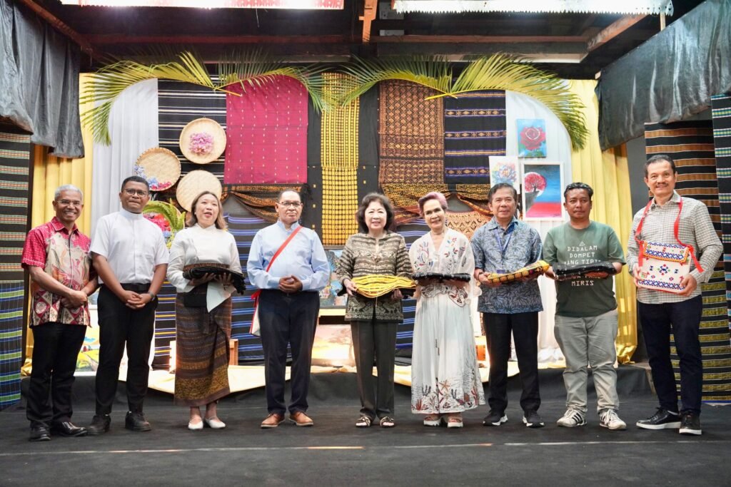 Peserta Camino de Flores berfoto bersama dalam rangkaian perjalanan wisata religi dan budaya di Flores, Nusa Tenggara Timur, Sabtu (24/10/2026).