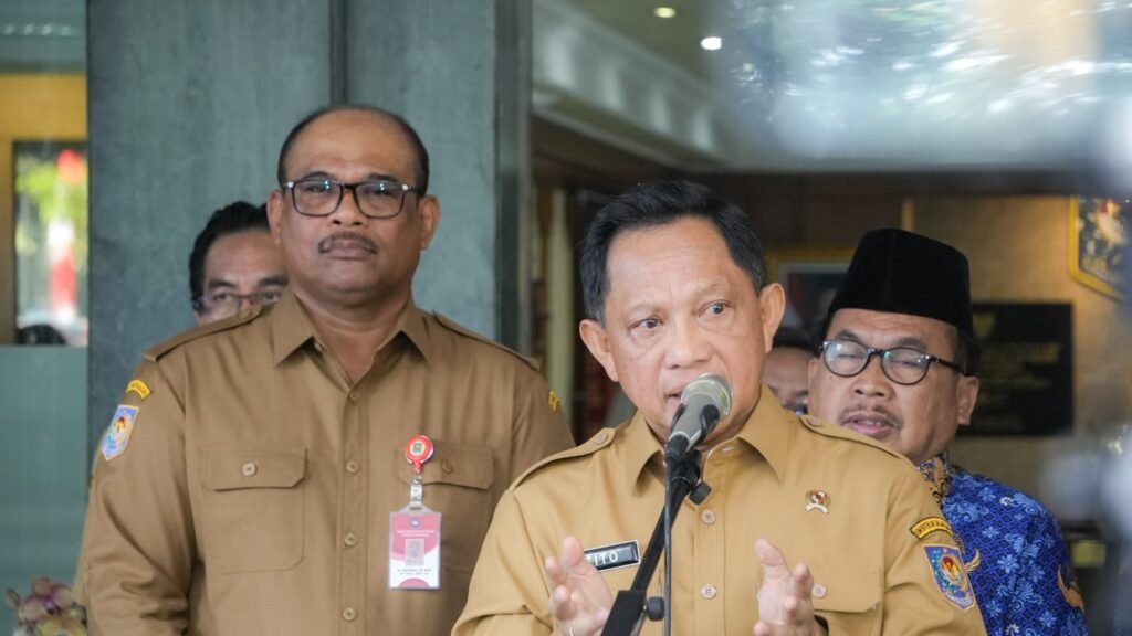 Menteri Dalam Negeri Tito Karnavian bersama Direktur Jenderal Bina Administrasi Kewilayahan Safrizal ZA dalam kesempatan memberikan keterangan kepada publik.
