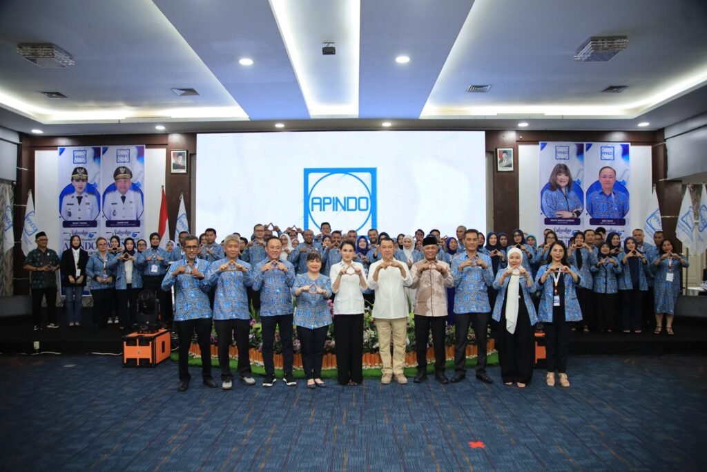 Gubernur Maluku Utara Sherly Tjoanda Laos berfoto bersama pengurus APINDO dan undangan saat pelantikan DPP APINDO Maluku Utara periode 2026–2031.