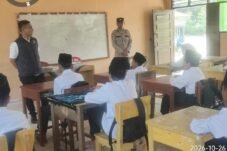 Personel Polsek Langgam mengedukasi siswa MTs Al Amanah di Desa Segati, Kecamatan Langgam, Kabupaten Pelalawan, Riau, tentang disiplin, sikap saling menghargai, dan pencegahan perundungan di sekolah.