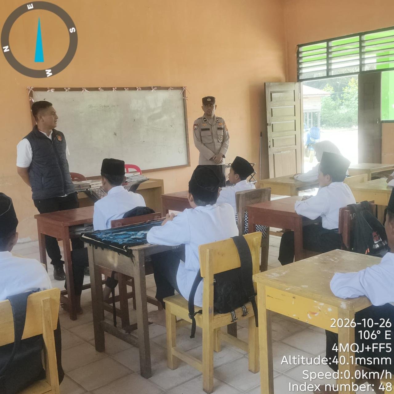 Personel Polsek Langgam mengedukasi siswa MTs Al Amanah di Desa Segati, Kecamatan Langgam, Kabupaten Pelalawan, Riau, tentang disiplin, sikap saling menghargai, dan pencegahan perundungan di sekolah.