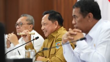 Menteri Koordinator Bidang Pangan Zulkifli Hasan, Mendagri Tito Karnavian (tengah), dan Mentan Andi Amran Sulaiman dalam rapat koordinasi pangan menjelang Natal 2026 dan Tahun Baru 2027 di Jakarta, Senin (26/10/2026).