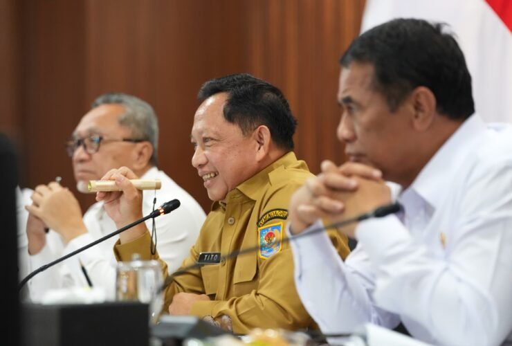 Menteri Koordinator Bidang Pangan Zulkifli Hasan, Mendagri Tito Karnavian (tengah), dan Mentan Andi Amran Sulaiman dalam rapat koordinasi pangan menjelang Natal 2026 dan Tahun Baru 2027 di Jakarta, Senin (26/10/2026).