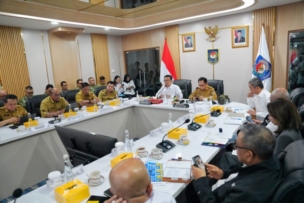 Suasana rapat koordinasi pangan tingkat menteri yang dihadiri Mendagri Tito Karnavian untuk membahas stabilitas harga pangan dan pengendalian inflasi menjelang Natal 2026 dan Tahun Baru 2027 di Jakarta, Senin (26/10/2026).
