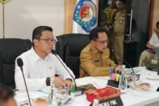 Menko PMK Sugiono menerima laporan perkembangan rehabilitasi dan rekonstruksi wilayah terdampak bencana Sumatera saat mengunjungi Posko Nasional Satgas PRR di Kantor Pusat Kemendagri, Jakarta, Senin (26/10/2026).