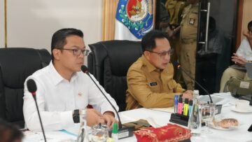 Menko PMK Sugiono menerima laporan perkembangan rehabilitasi dan rekonstruksi wilayah terdampak bencana Sumatera saat mengunjungi Posko Nasional Satgas PRR di Kantor Pusat Kemendagri, Jakarta, Senin (26/10/2026).