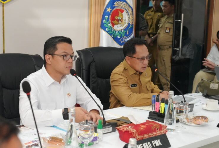 Menko PMK Sugiono menerima laporan perkembangan rehabilitasi dan rekonstruksi wilayah terdampak bencana Sumatera saat mengunjungi Posko Nasional Satgas PRR di Kantor Pusat Kemendagri, Jakarta, Senin (26/10/2026).
