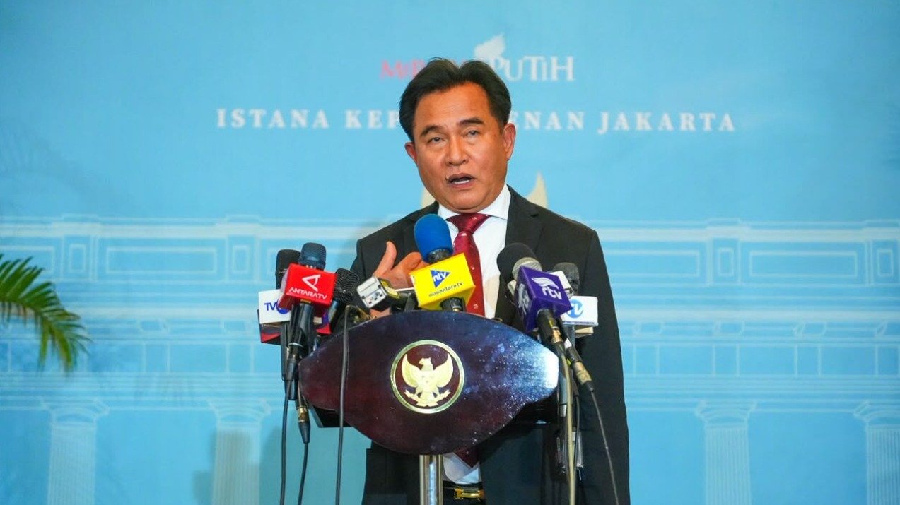 Photo: Menteri Koordinator Bidang Hukum, HAM, Imigrasi, dan Pemasyarakatan Yusril Ihza Mahendra usai menemui Prabowo, di Kantor Presiden, Jakarta, Senin (26/10/2026).