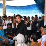 Wapres Gibran Rakabuming mendengarkan keluhan nelayan Cilacap tentang kuota dan distribusi solar bersubsidi.