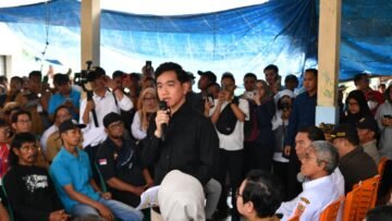 Wapres Gibran Rakabuming mendengarkan keluhan nelayan Cilacap tentang kuota dan distribusi solar bersubsidi.