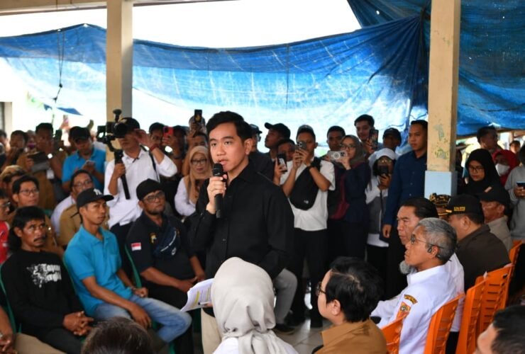 Wapres Gibran Rakabuming mendengarkan keluhan nelayan Cilacap tentang kuota dan distribusi solar bersubsidi.