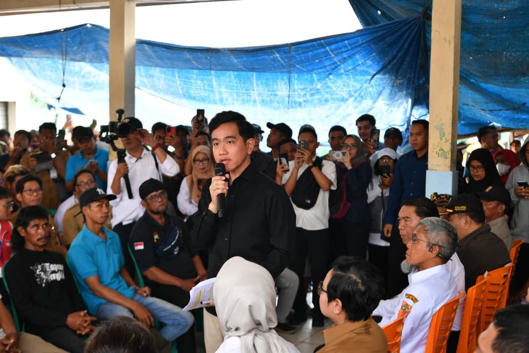 Wapres Gibran Rakabuming mendengarkan keluhan nelayan Cilacap tentang kuota dan distribusi solar bersubsidi.